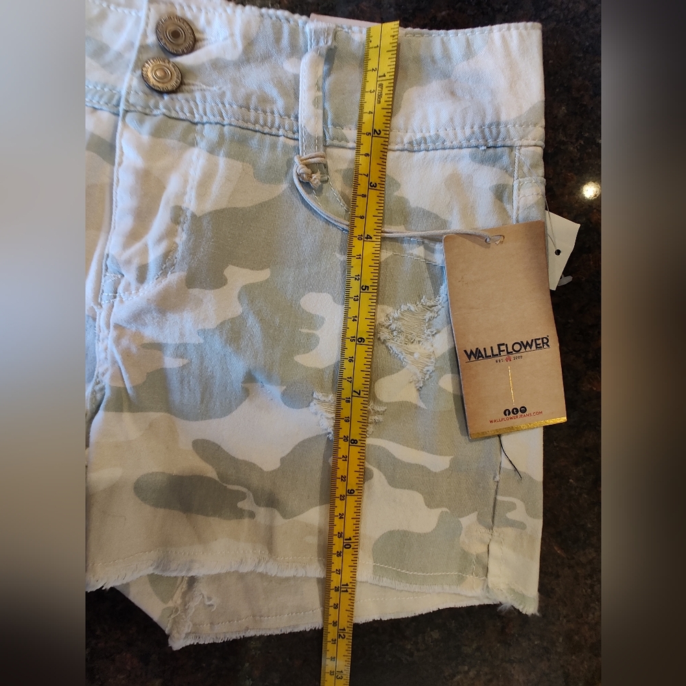 NWT Wallflower Women's Camouflage Denim Shorts - Cream/Gray/Green, Size 0 - Picture 11 of 11